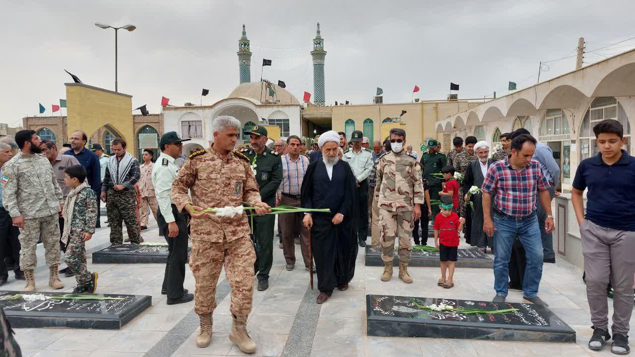 همزمان با هفته دفاع مقدس؛ گلزار مطهّر شهدای شهرستان آران و بیدگل عطرافشانی شد